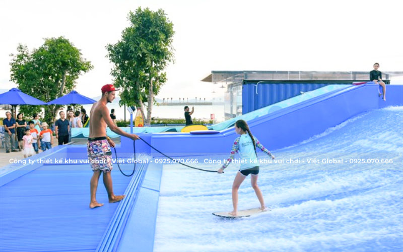 Lướt sóng trên bể tạo sóng nhân tạo FlowRider