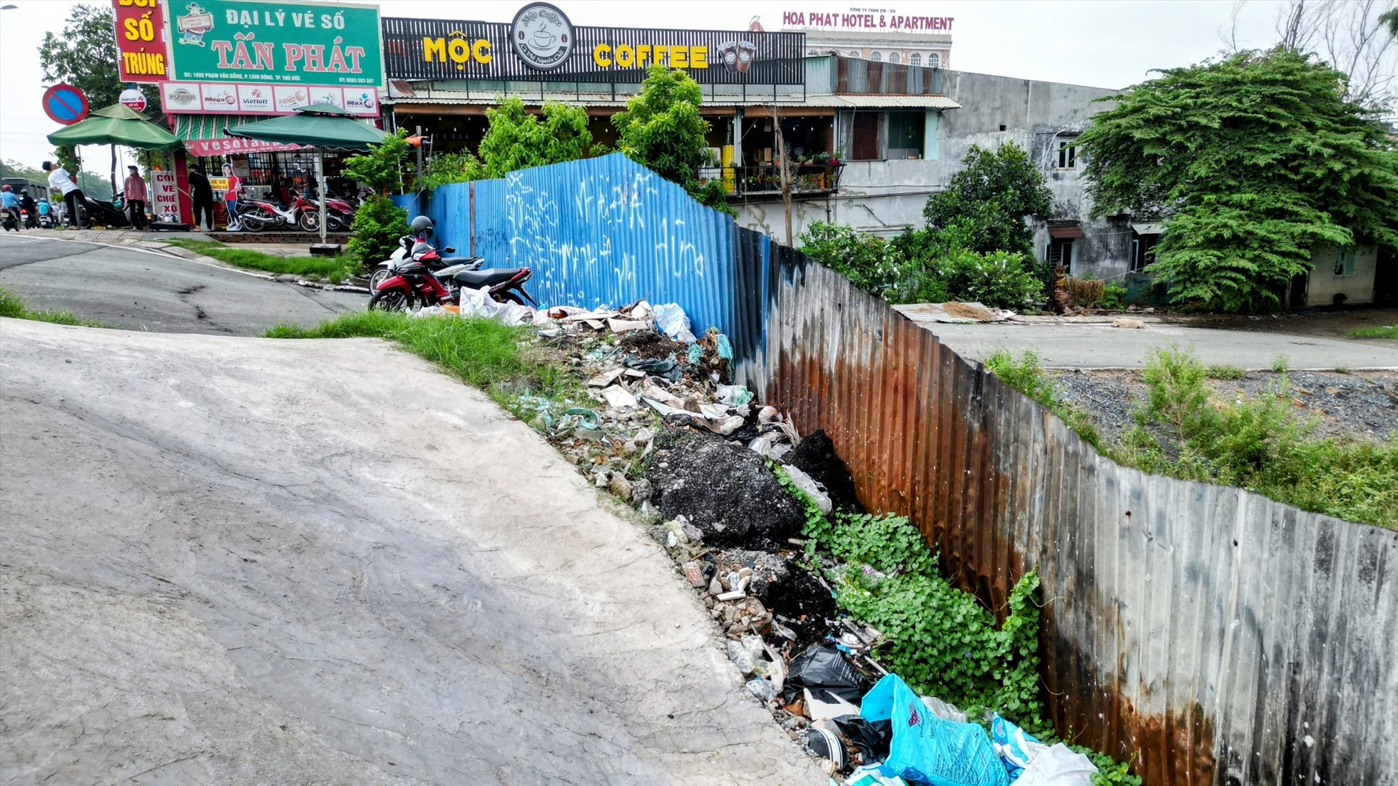 Bên ngoài được quây bằng hàng rào tôn, bên ngoài trở thành nơi tập kết rác thải của người dân. Ảnh: Anh Tú