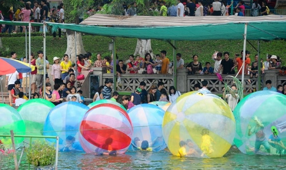 Hàng loạt trò chơi dưới nước thú vị tại công viên Thủ Lệ.
