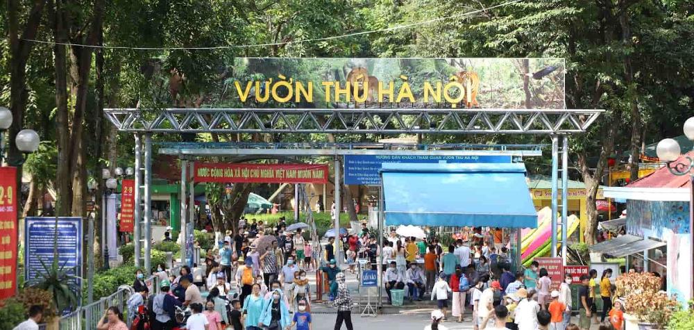 Công viên Thủ Lệ được rất nhiều du khách ghé đến.