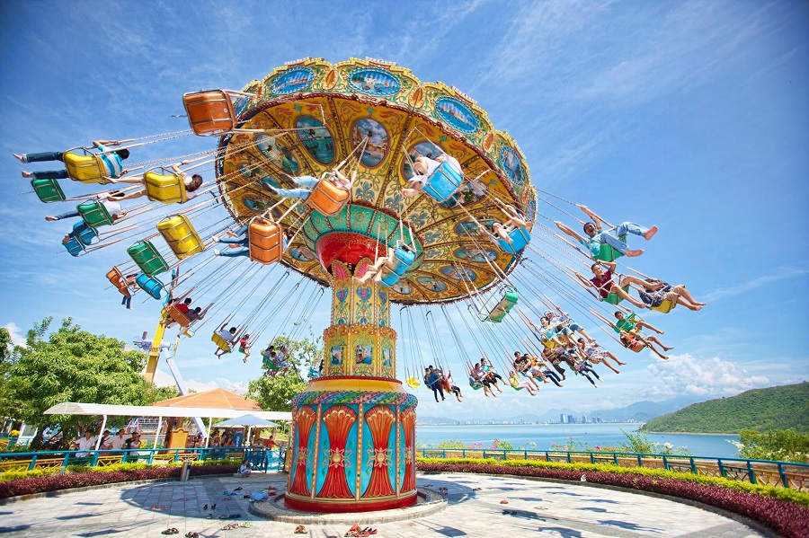Trải nghiệm trò chơi đu quay mạo hiểm với tên gọi Đu quay dây văng tại VinWonders Nha Trang